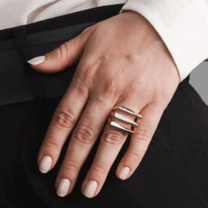 Anel de Ouro Quadrado com Fios e Diamantes