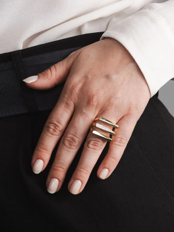 Anel de Ouro Quadrado com Fios e Diamantes